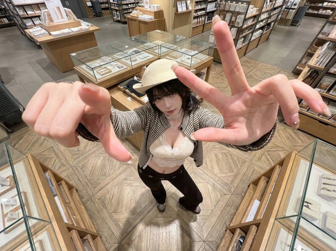 "edit_type": "extreme_wide_angle_phone_edit"